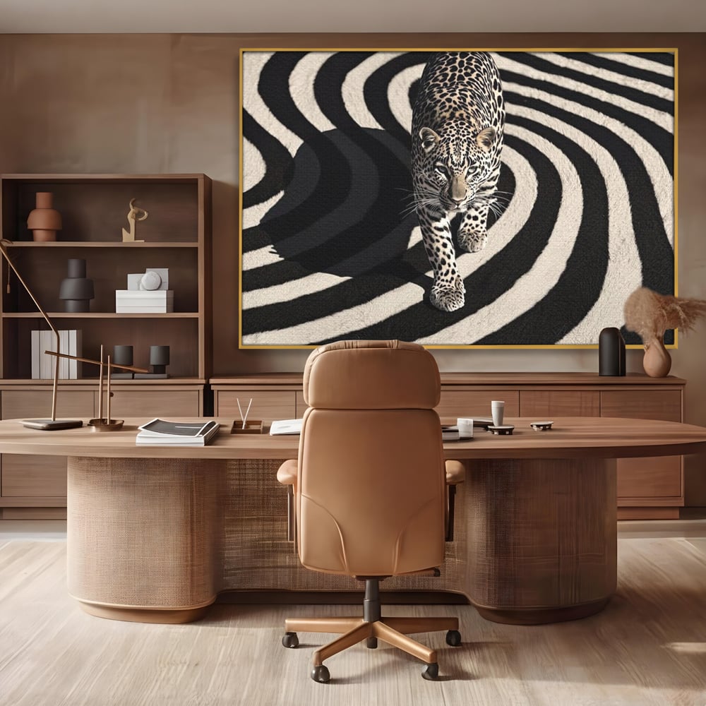 Tablou canvas cu tablou canvas cu leopard pe fundal spiralat alb-negru, in rama de aluminiu auriu, pe perete intr-un birou